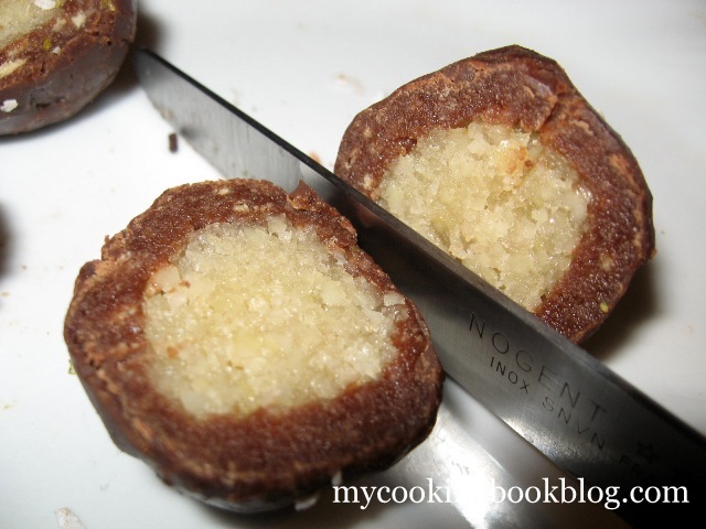 Двуцветни бонбони с бадемова сърцевина