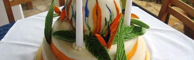 Триетажна Торта Украсена с Елементи на Цветето Paradise Bird