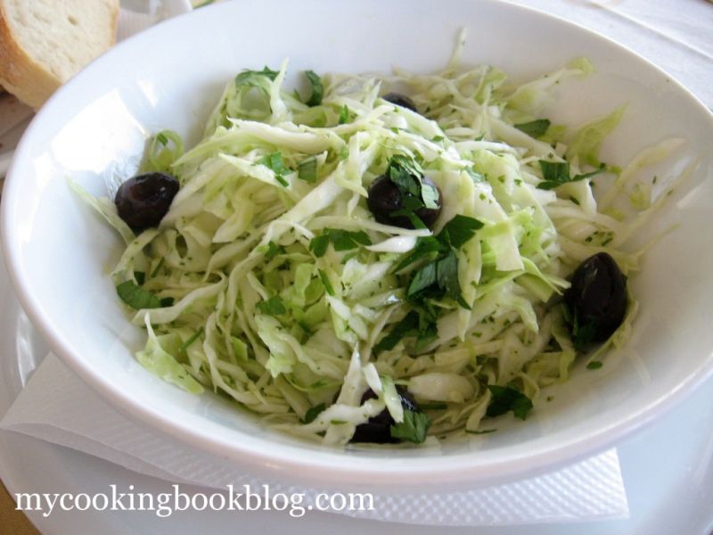 Зелева Салата с Лимонов Дресинг и Черни Маслини