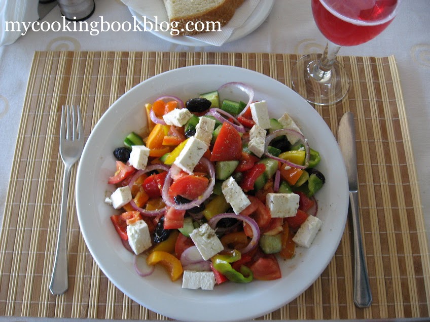 Гръцка салата с цветни чушки и каперси