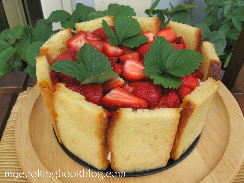 Козуначена торта с ягоди, извара и сметана