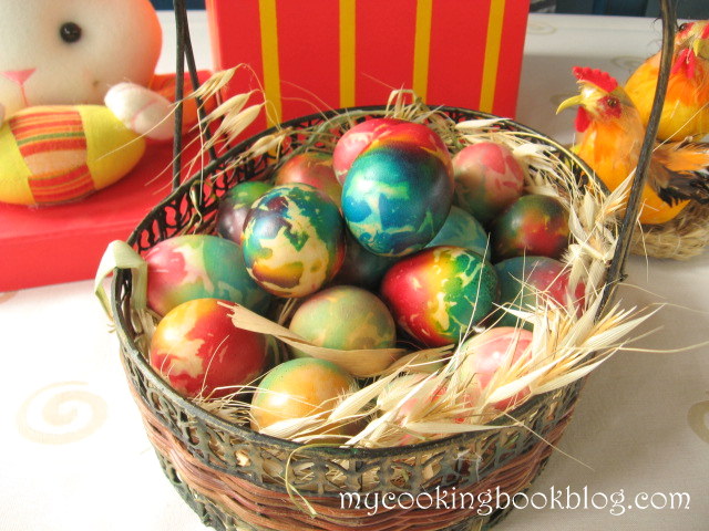 Боядисване на Великденски яйца с памук