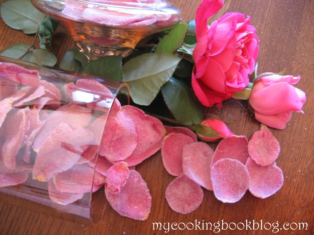 Как се правят захаросани розови листа
