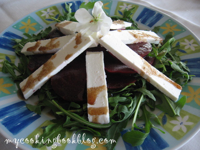 Салата с червено цвекло, дива рукола и Манури 