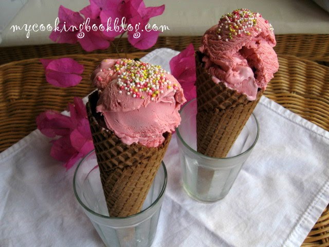 Сладолед със сладко от рози