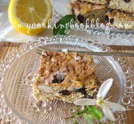 Постен, леко сиропиран сладкиш с тахан, стафиди и бадеми