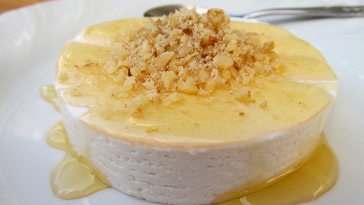 Анари (извара) с мед и орехи