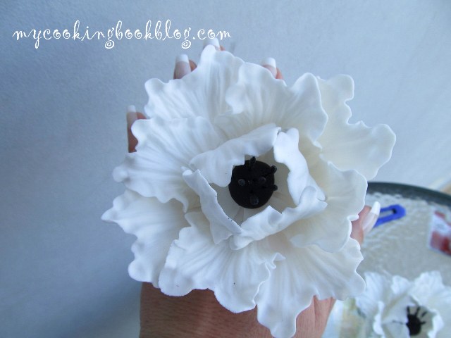Бели цветя (големи) от захарно тесто