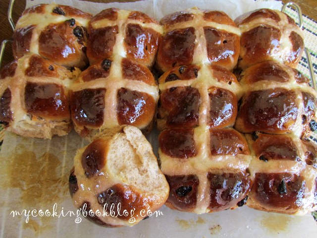 Топли кифлички с кръст (Hot cross buns)