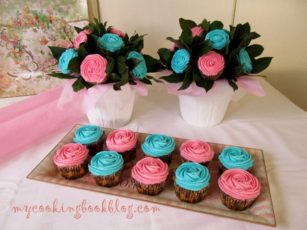 Букети от кексчета с розови и сини рози