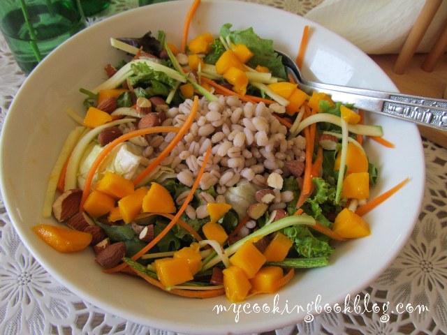 Супер салата с перлена пшеница, манго, тиквички и моркови
