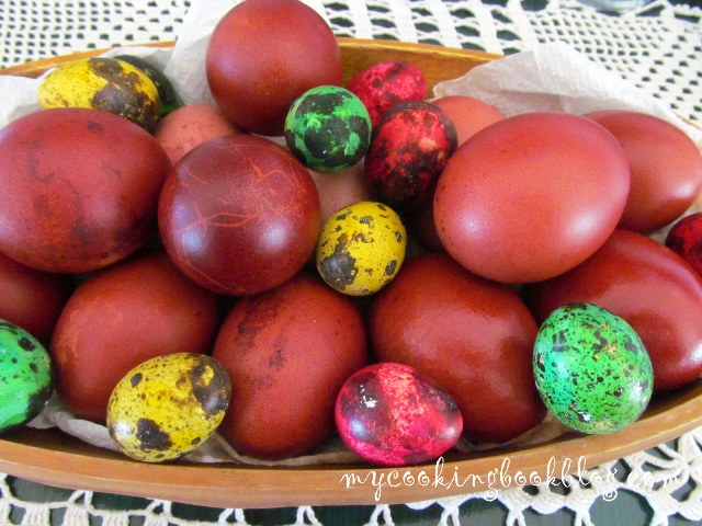 Великденски яйца боядисани с корени от брош (Rubia tinctorum)