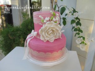 Розова торта с цвете за кръщене на бебе