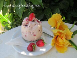 Сладолед с ягоди и хибискус каркаде
