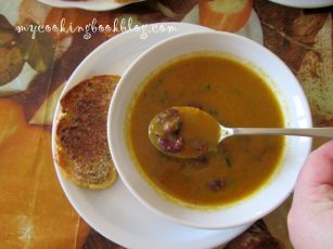 Пикантна цитрусова супа с червен боб и кокосово-бадемов наан