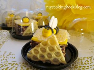 Десерт с пчели от захарно тесто