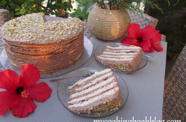 Точена торта с варен шоколадов крем и ягоди